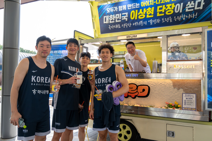 ▲ 근대5종 에이스 전웅태에게 커피를 전해주는 이상현 단장(사진 위), 남자 농구대표팀에게도 커피를 내려줬다(사진 아래). ⓒ대한사이클연맹