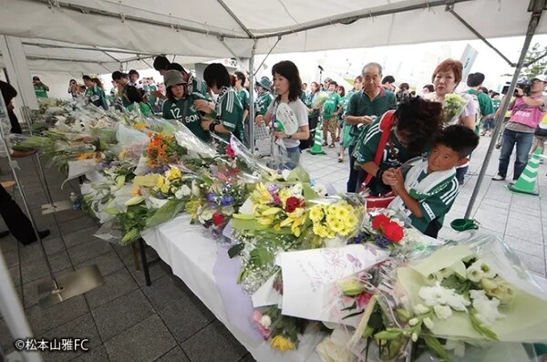 ▲ 일본 축구가 15년째 잊지 않고 기억하는 이름이 있다. 2000년대 '사무라이 블루' 센터백으로 활약한 고 마쓰다 나오키(위 사진)가 세상을 떠난 지 15년이 흐른 현재도 J리그는 그의 뜻을 기리며 심장 돌연사 예방 캠페인을 이어오고 있다. ⓒ 마쓰모토 야마가 FC SNS
