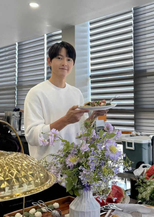'애둘 아빠' 송중기, 뭐하나 봤더니…열일 중 팬클럽 선물에 '방긋'