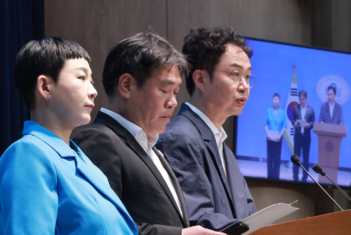 ▲ 국회 문화체육관광위원인 조국혁신당 김재원 의원이 4일 국회 소통관에서 민생경제연구소, 검사를 검사하는 변호사 모임 회원들과 '지자체 프로축구단의 칸쿤 휴양 출장' 의혹과 관련해 고발 기자회견을 하고 있다. ⓒ연합뉴스