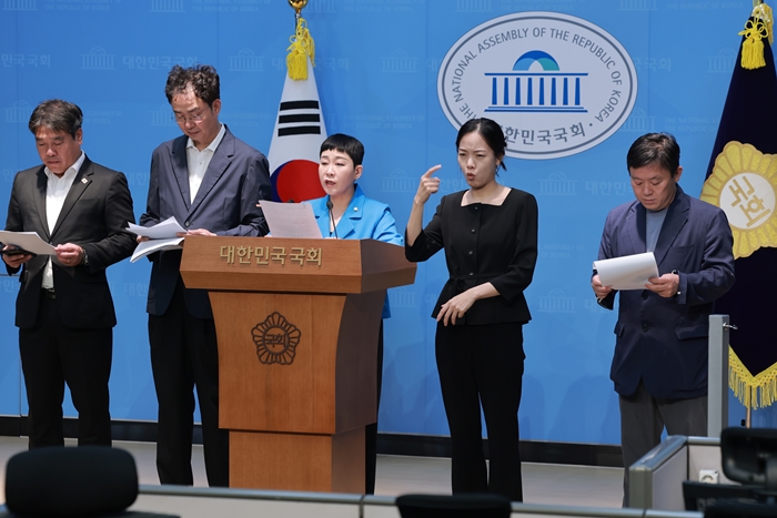 ▲ 국회 문화체육관광위원인 조국혁신당 김재원 의원이 4일 국회 소통관에서 민생경제연구소, 검사를 검사하는 변호사 모임 회원들과 '지자체 프로축구단의 칸쿤 휴양 출장' 의혹과 관련해 고발 기자회견을 하고 있다. ⓒ연합뉴스