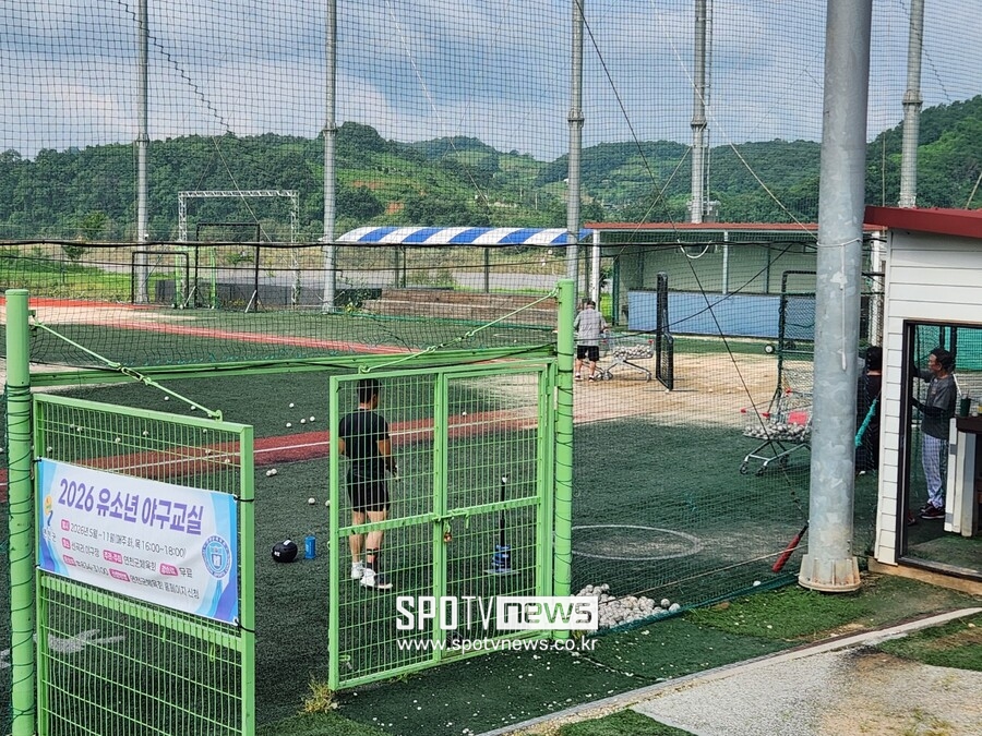 ▲ 선수들에게 직접 베팅볼을 던져주는 김인식 감독.