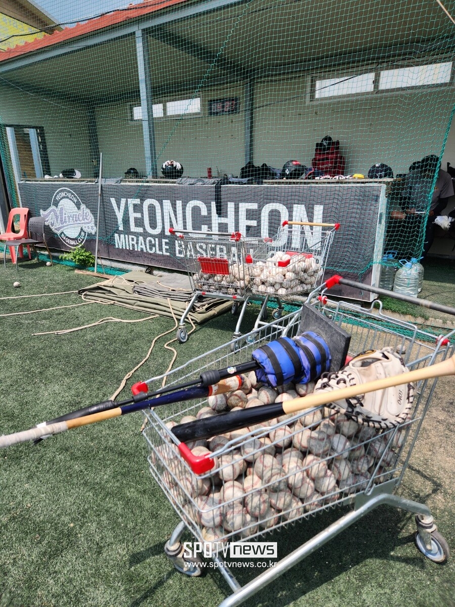 ▲ 야구공은 소중한 자산이다. 훈련 중간, 종료 후 반드시 수거해야 한다. 프로팀처럼 새 공을 자주 보급받는 것은 꿈일 뿐이다.