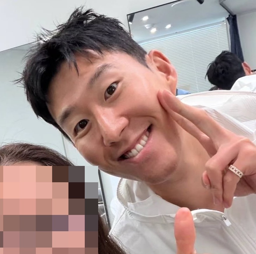 손흥민, 결혼설 의식했나…왼손 약지 반지 빼버렸다 '새끼손가락 반지 인증샷'
