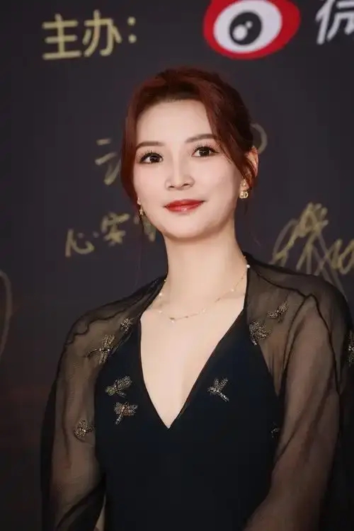 ▲ 선수 시절 세계 정상에 올랐던 황야충은 은퇴 후에도 화려함보다 책임감을 택했다. 수억 원대 연예계 활동 대신 교육과 스포츠 발전을 위한 길을 선택해 중국 팬들의 호평을 받고 있다. ⓒ 황야충 SNS