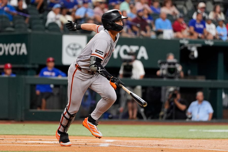 ▲ 이정후는 4-4로 맞선 9회 2사 1,2루에서 잡을 수 있었던 타구를 놓쳐 아쉬움을 남겼다 ⓒ연합뉴스/AP통신