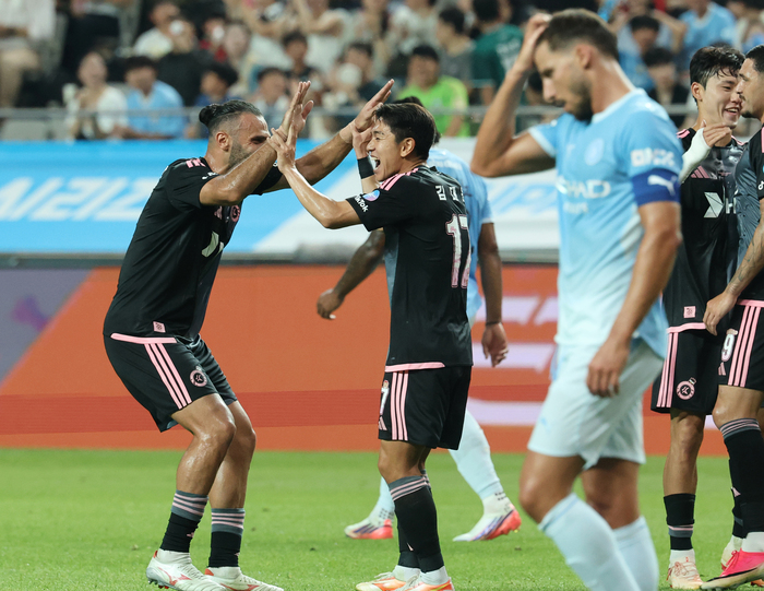 ▲ 5일 서울 마포구 서울월드컵경기장에서 열린 2026 쿠팡플레이 시리즈 팀 K리그와 맨체스터 시티의 경기. 팀K리그의 김대원이 동점골을 넣고 팀동료와 환호하고 있다. ⓒ 연합뉴스