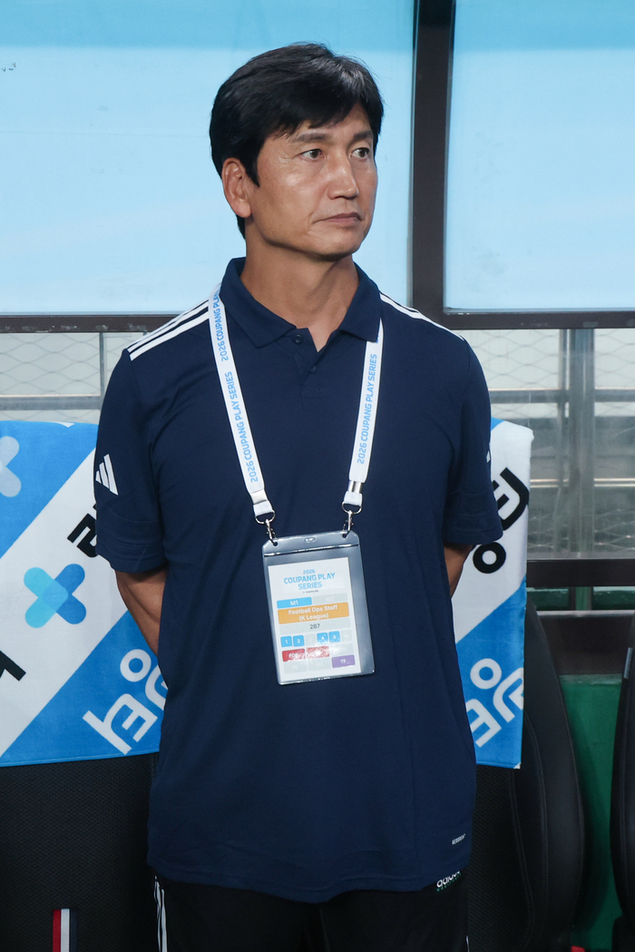 ▲ 5일 서울 마포구 서울월드컵경기장에서 열린 2026 쿠팡플레이 시리즈 팀 K리그와 맨체스터 시티의 경기. 팀 K리그 정정용 감독이 경기시작을 기다리고 있다. ⓒ 연합뉴스