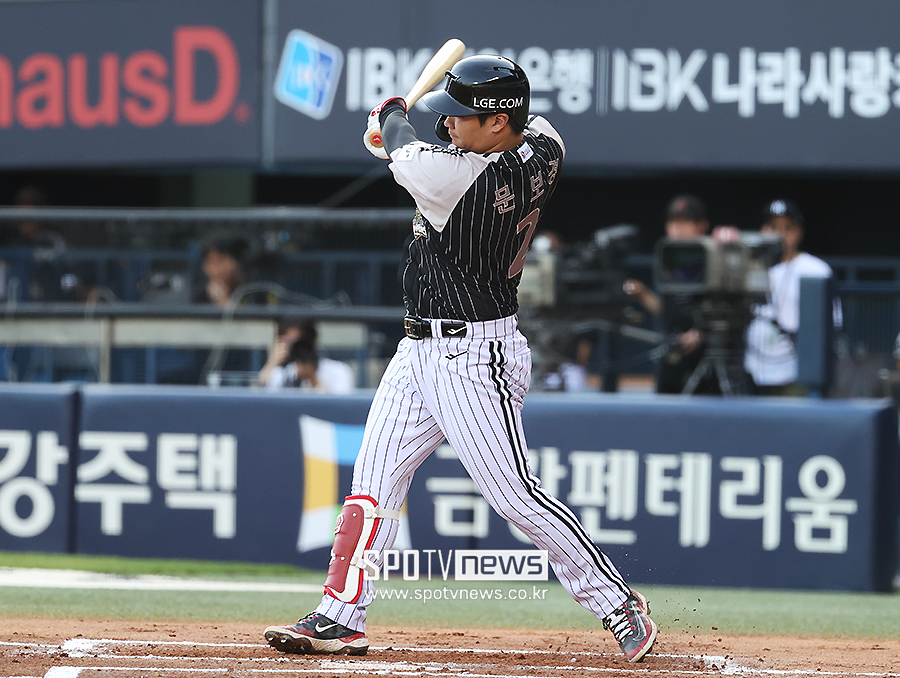 ▲ 문보경은 4일 인천 SSG전에서 8회 1사 만루 상황서 대타 2타점 적시타를 기록하며 반등 발판을 만들었다 ⓒ곽혜미 기자