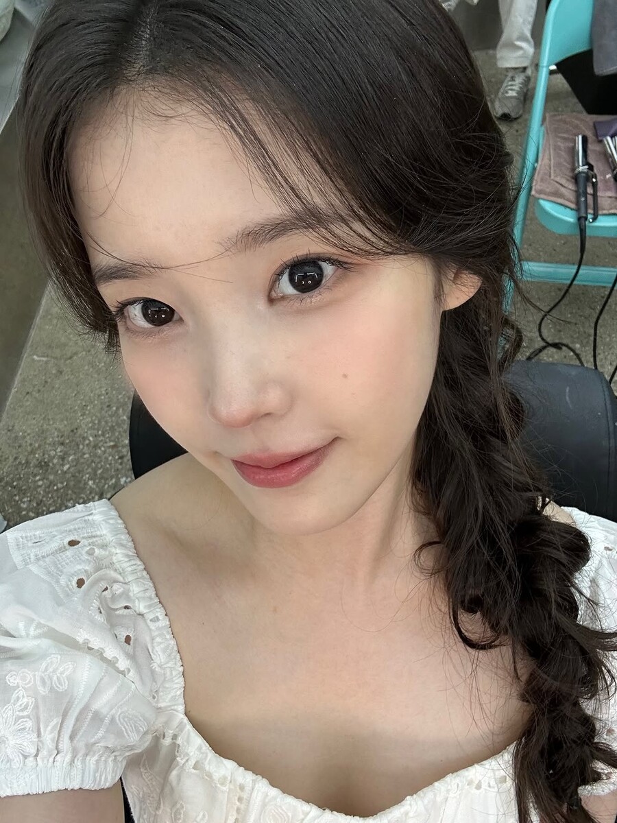 "안녕 오랜만이야"…아이유, 결별·건강이상 딛고 SNS 폭풍 재개