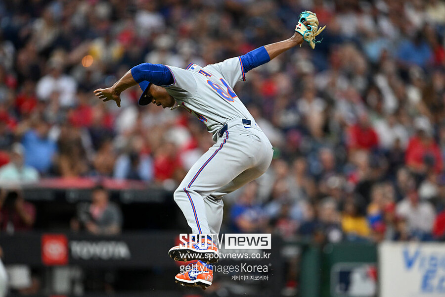 삼진 잡고 오두방정 투수, 기적의 163km MLB 데뷔… ‘막노동자 배달원’이 빅리그 마운드 밟았다