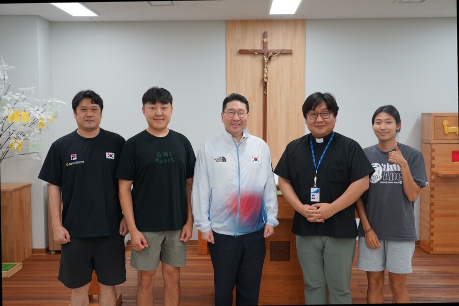 ▲ 이상현 2026 아이치-나고야 아시안게임 선수단장이 진천국가대표선수촌 내 종교 시절을 방문해 선수들과 지도자들을 격려했다. ⓒ대한사이클연맹