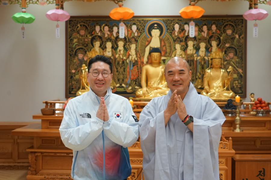 ▲ 이상현 2026 아이치-나고야 아시안게임 선수단장이 진천국가대표선수촌 내 종교 시절을 방문해 선수들과 지도자들을 격려했다. ⓒ대한사이클연맹