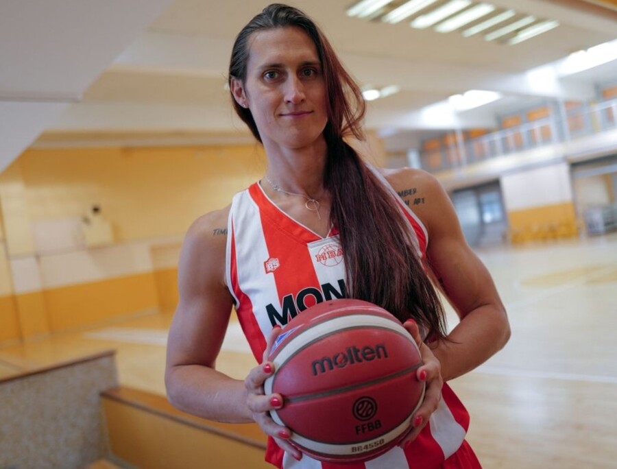 '못 막는다' 트랜스젠더 농구 선수, 女 리그 평정→"WNBA 제안 거절 안 할 것"…세계 최고 리그 도전 논란