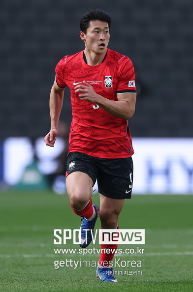 실제 남아공전에서 0-1로 뒤지고 있던 하이드레이션 브레이크 타임에 이강인이 김진규 코치에게 “조규성을 넣어야 한다”라고 말한 게 온라인상에서 ‘짤’로 돌아 화제가 되기도 했다. 