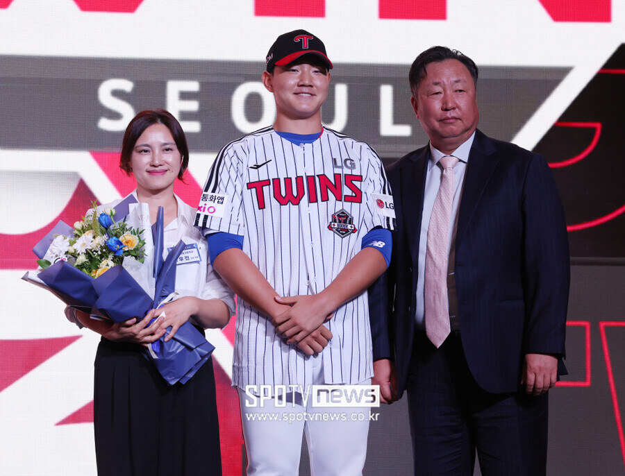 ▲ 양우진(가운데)과 차명석 LG 단장 ⓒ연합뉴스