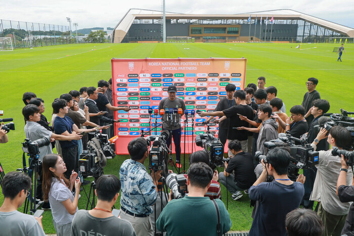 ▲ 2026 아이치·나고야 아시안게임에 출전하는 23세 이하(U-23) 남자 축구 대표팀 이민성 감독이 1일 충청남도 천안 코리아풋볼파크에서 열린 소집 훈련 시작 전 취재진과 인터뷰에 응하고 있다. ⓒ연합뉴스