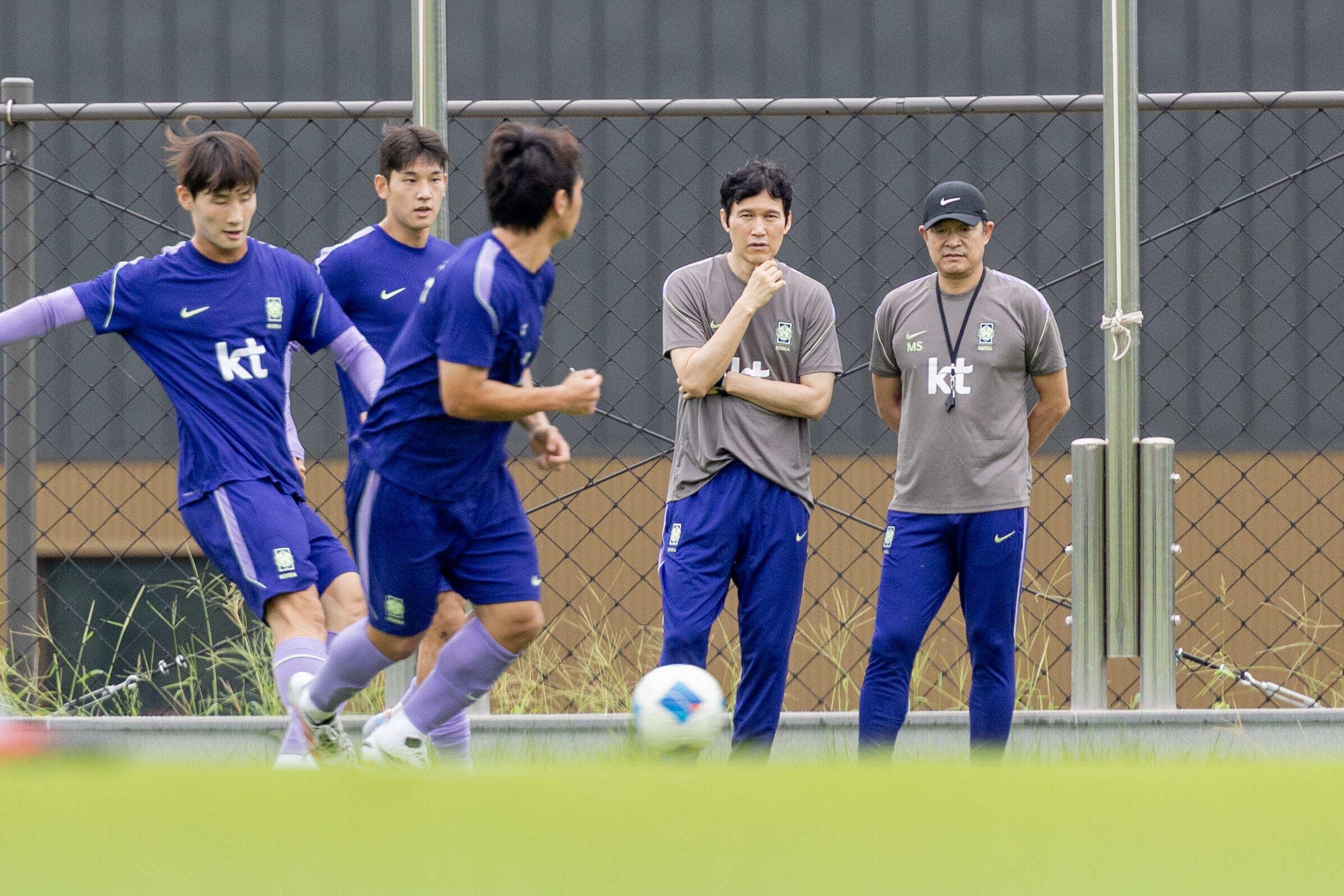 ▲ 2026 아이치·나고야 아시안게임에 출전하는 23세 이하(U-23) 남자 축구 대표팀 이민성 감독이 1일 충청남도 천안 코리아풋볼파크에서 열린 소집 훈련에서 선수들의 움직임을 주시하고 있다. ⓒ연합뉴스