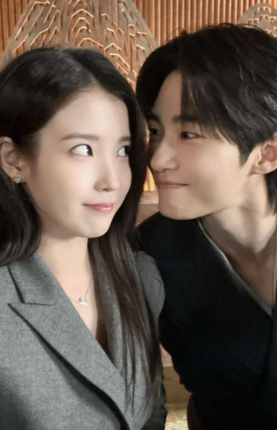 아이유, 활동 중단 속 변우석 촬영장 포착…'대군부인' 인연 계속