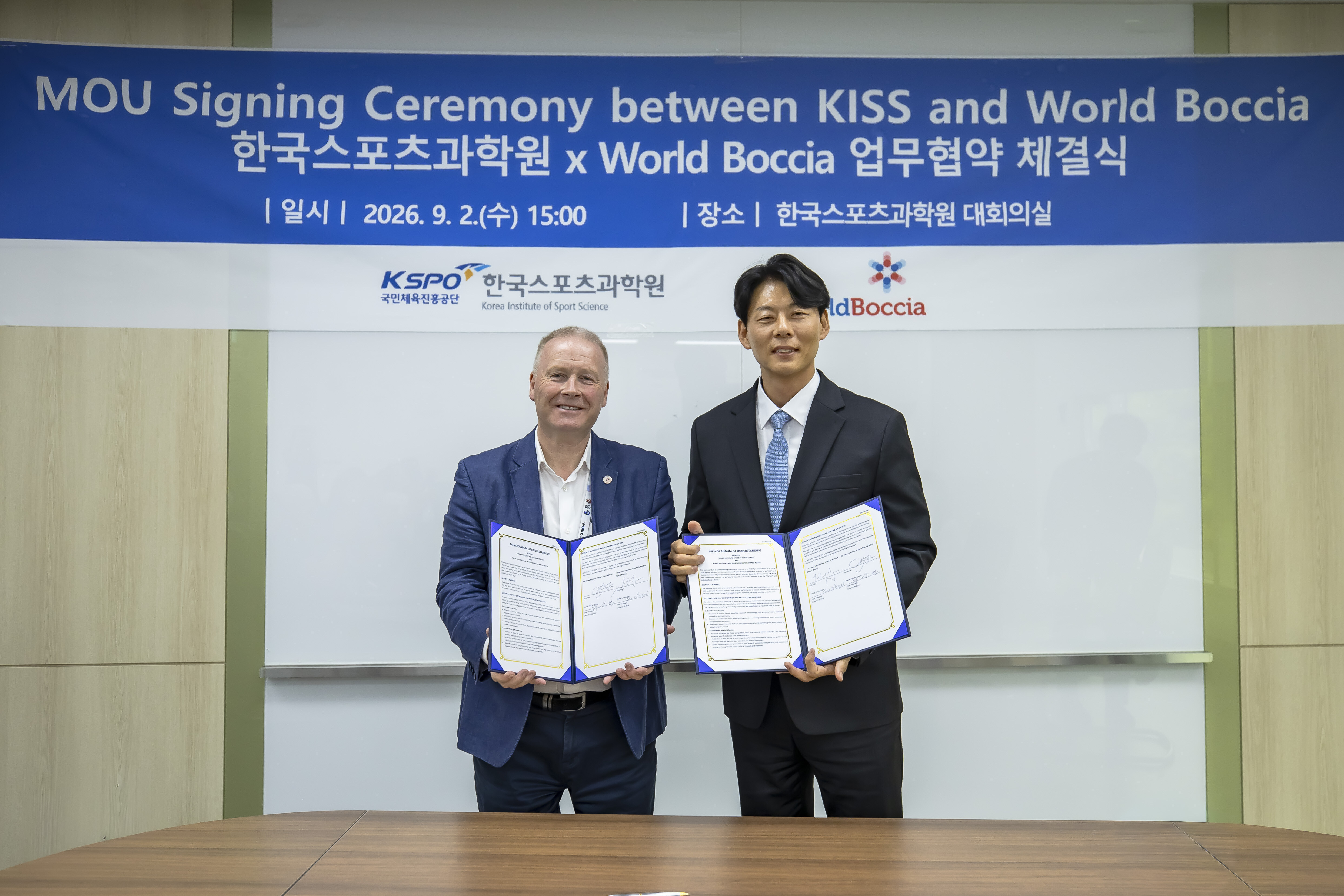 ▲ 서울올림픽기념국민체육진흥공단의 한국스포츠과학원이 세계보치아연맹(World Boccia)과 보치아 선수의 경기력 향상 및 장애인 스포츠 과학 연구 발전을 위한 업무협약(MOU)을 2일 맺었다. 존 모건 세계보치아연맹 회장과 박상현 원장(사진 위 왼쪽부터)이 협약서를 들고 환하게 웃고 있다. ⓒ국민체육진흥공단