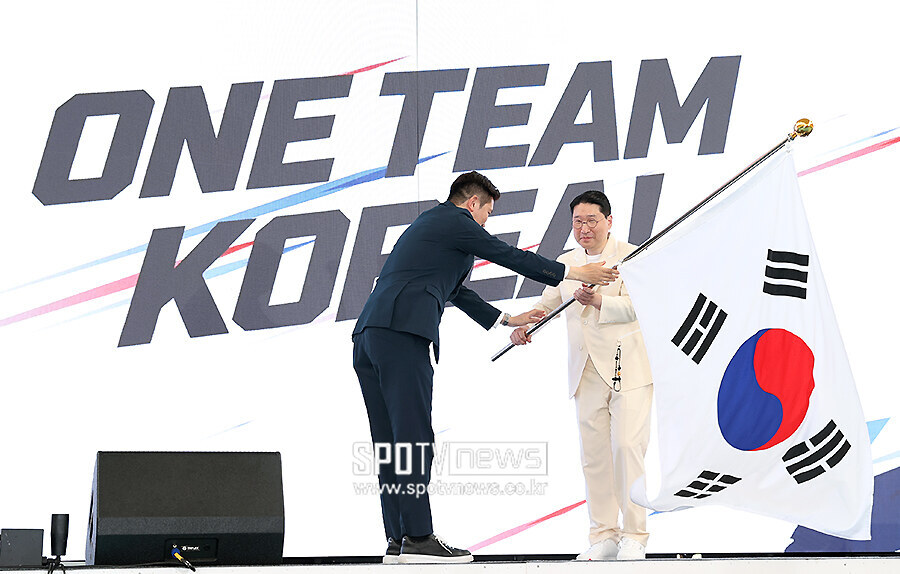 [포토S] 이상현 선수단장에게 단기 수여하는 유승민 회장
