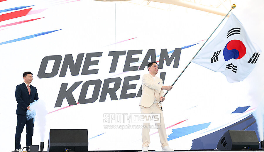 [포토S] 단기 흔드는 이상현 선수단장