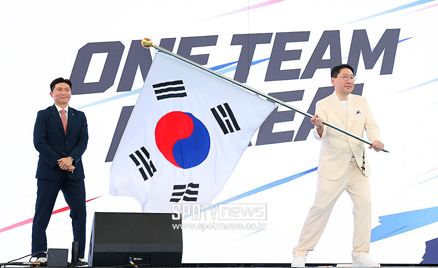 [포토S] 이상현 선수단장, '단기 힘차게 흔들며'