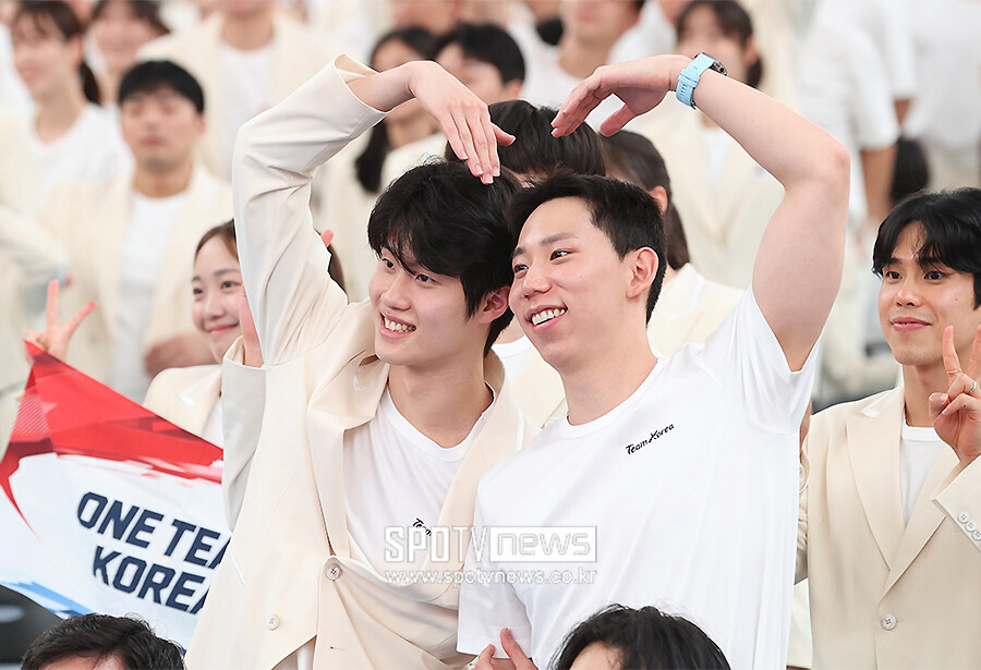 [포토S] 황선우-조성재, '하트를 만들며'