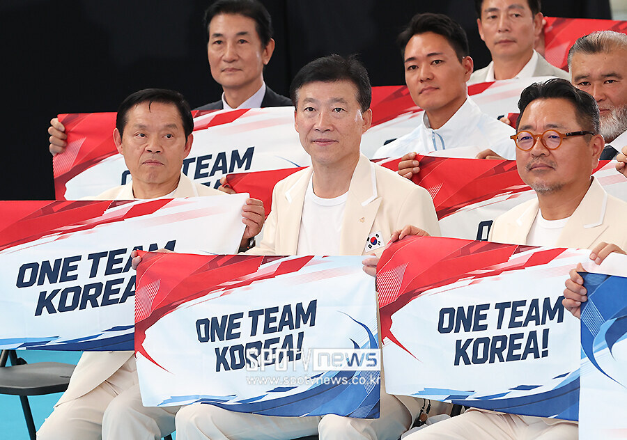 [포토S] 선전 기원하는 김택수 선수촌장