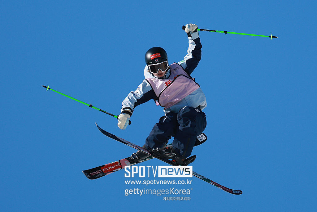 ▲ 일본의 곤도 고코네가 2025년 12월 4일 중국 베이징의 빅에어 서우강에서 열린 FIS 프리스키·스노보드 월드컵 첫날 여자 프리스키 빅에어 경기에 출전해 연기를 펼치고 있다.