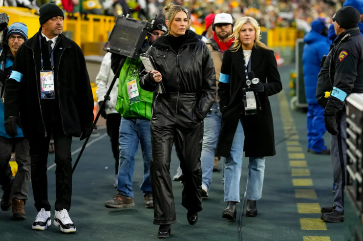 ▲ 미국 대중지 '피플'은 3일 "NFL 방송인 에린 앤드루스(노트 든 이)가 경기장 사이드라인에서 리포팅할 때 절대 하이힐을 신지 않는 이유를 공개했다"고 전했다. ⓒ 미국 '피플'