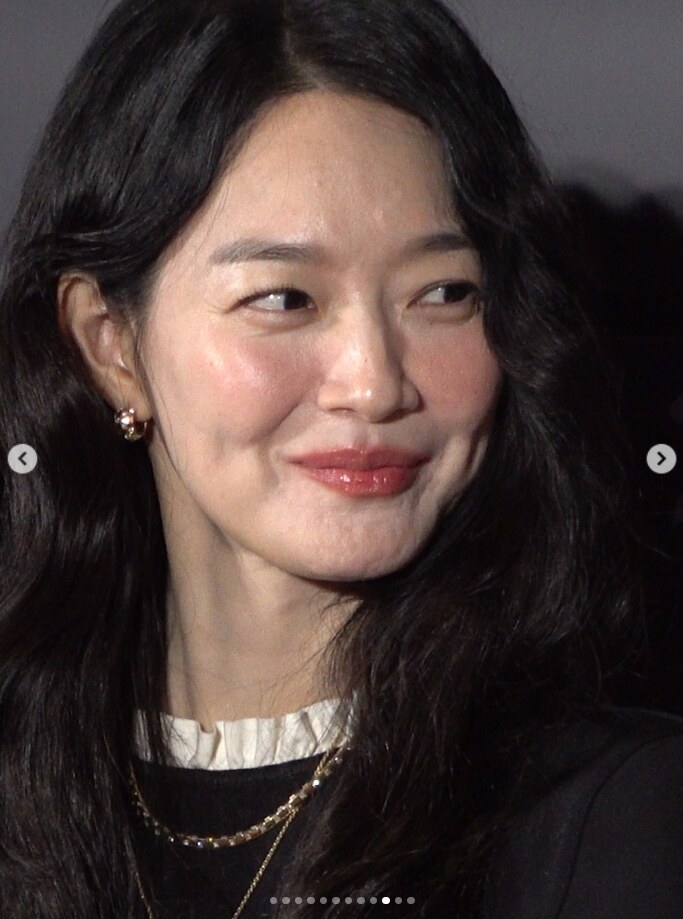 ▲ 신민아의 초근접샷이 화제다.&nbsp; 출처 l 에브리워너뷰 계정