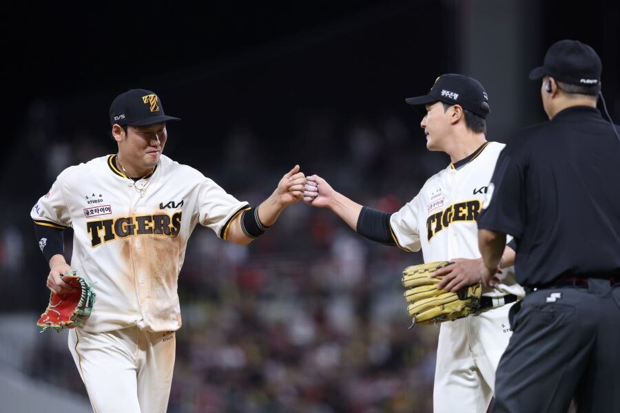 ▲ 8회 팀을 위기에서 구한 하주석과 전상현 ⓒKIA타이거즈