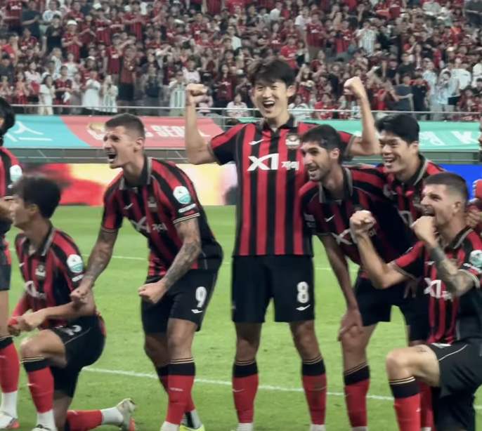 [현장 REVIEW] '7번째 별을 향해' FC서울, 경인더비서 상대 퇴장+자책골로 1-0 승...리그 5연승+2위와 17점 차