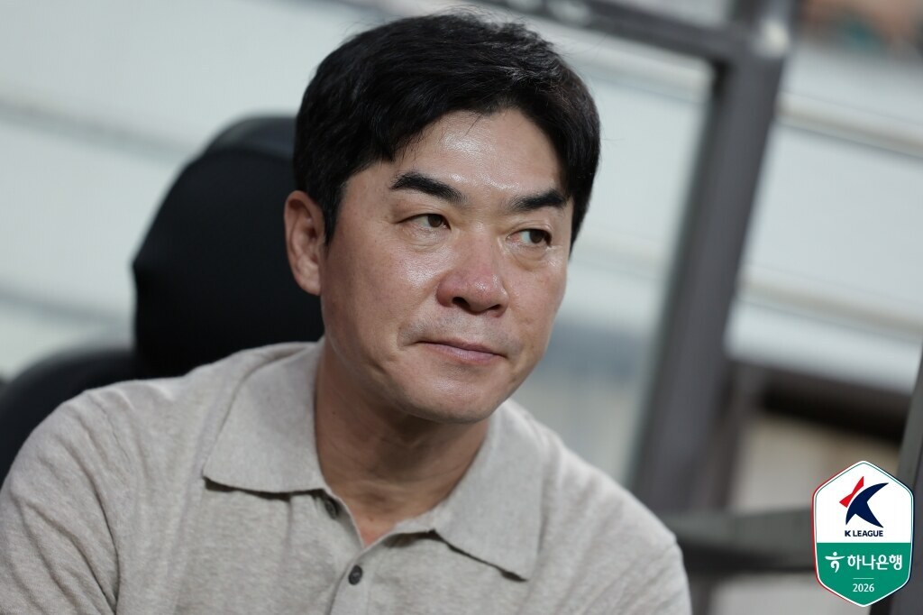 [SPO 현장] '1명 퇴장→경인더비 패' 윤정환 감독, "퇴장으로 어려움 있었지만, 선수들 투혼 고맙게 생각"