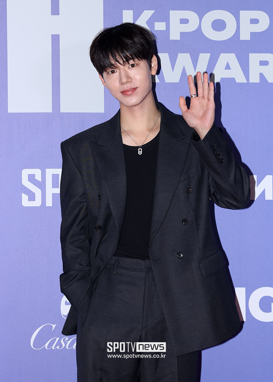 [포토S] 배현성, '젠틀한 손인사'