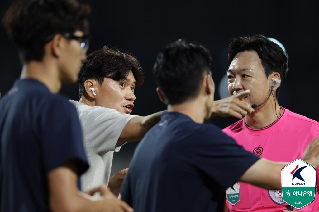 ▲ 6일 오후 안양종합운동장에서 FC안양과 강원FC가 하나은행 K리그1 2026 27라운드를 통해 맞붙었다. 플랜A를 내려놓은 강원이 카림과 김건희, 모재현의 연속골로 10년간 이기지 못하던 안양에 승리를 따냈다. 안양은 감독 사퇴설 영향을 이겨내지 못했다. ⓒ 한국프로축구연맹