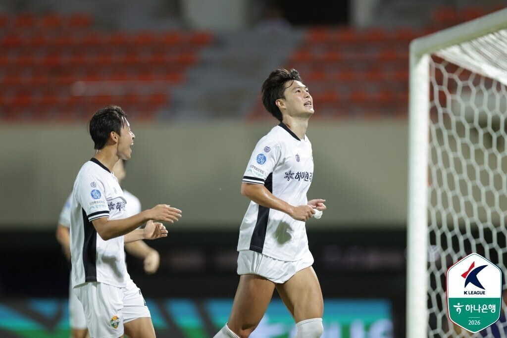 ▲ 6일 오후 안양종합운동장에서 FC안양과 강원FC가 하나은행 K리그1 2026 27라운드를 통해 맞붙었다. 플랜A를 내려놓은 강원이 카림과 김건희, 모재현의 연속골로 10년간 이기지 못하던 안양에 승리를 따냈다. 안양은 감독 사퇴설 영향을 이겨내지 못했다. ⓒ 한국프로축구연맹