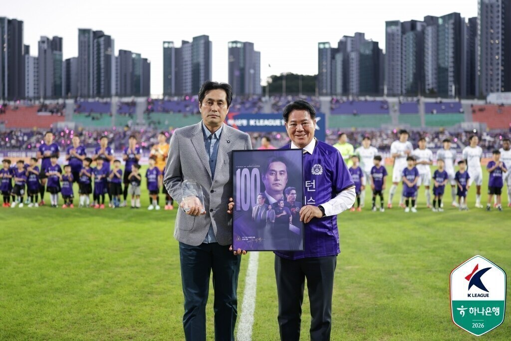 ▲ 6일 오후 안양종합운동장에서 FC안양과 강원FC가 하나은행 K리그1 2026 27라운드를 통해 맞붙었다. 플랜A를 내려놓은 강원이 카림과 김건희, 모재현의 연속골로 10년간 이기지 못하던 안양에 승리를 따냈다. 안양은 감독 사퇴설 영향을 이겨내지 못했다. ⓒ 한국프로축구연맹