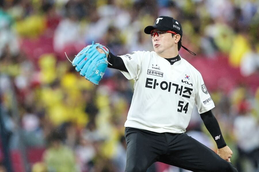 ▲ 양현종은 통산 12번째 10승 고지를 밞으면서 김광현의 KBO리그 역대 기록과 어깨를 나란히 했다 ⓒKIA타이거즈