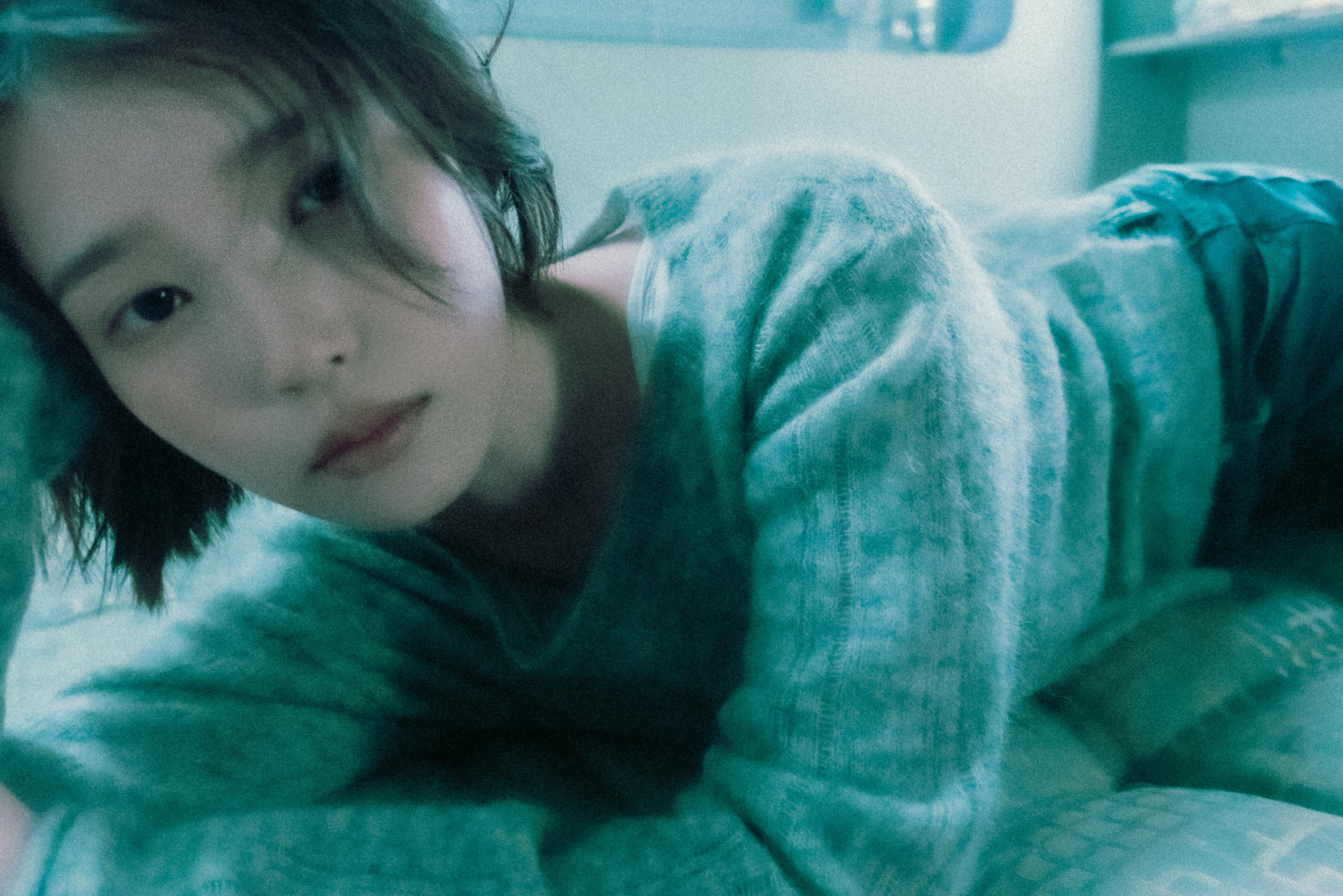 중의적 표현일까…'단발 싹둑' 아이유, 새 싱글 제목은 '이 별로부터'