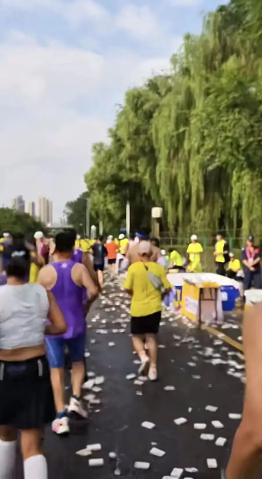 중국인 2만명 달리고 떠나자 논란 커졌다….이게 정말 마라톤 광경? 中 "원래 흔한 일" "친환경 대안 없나"