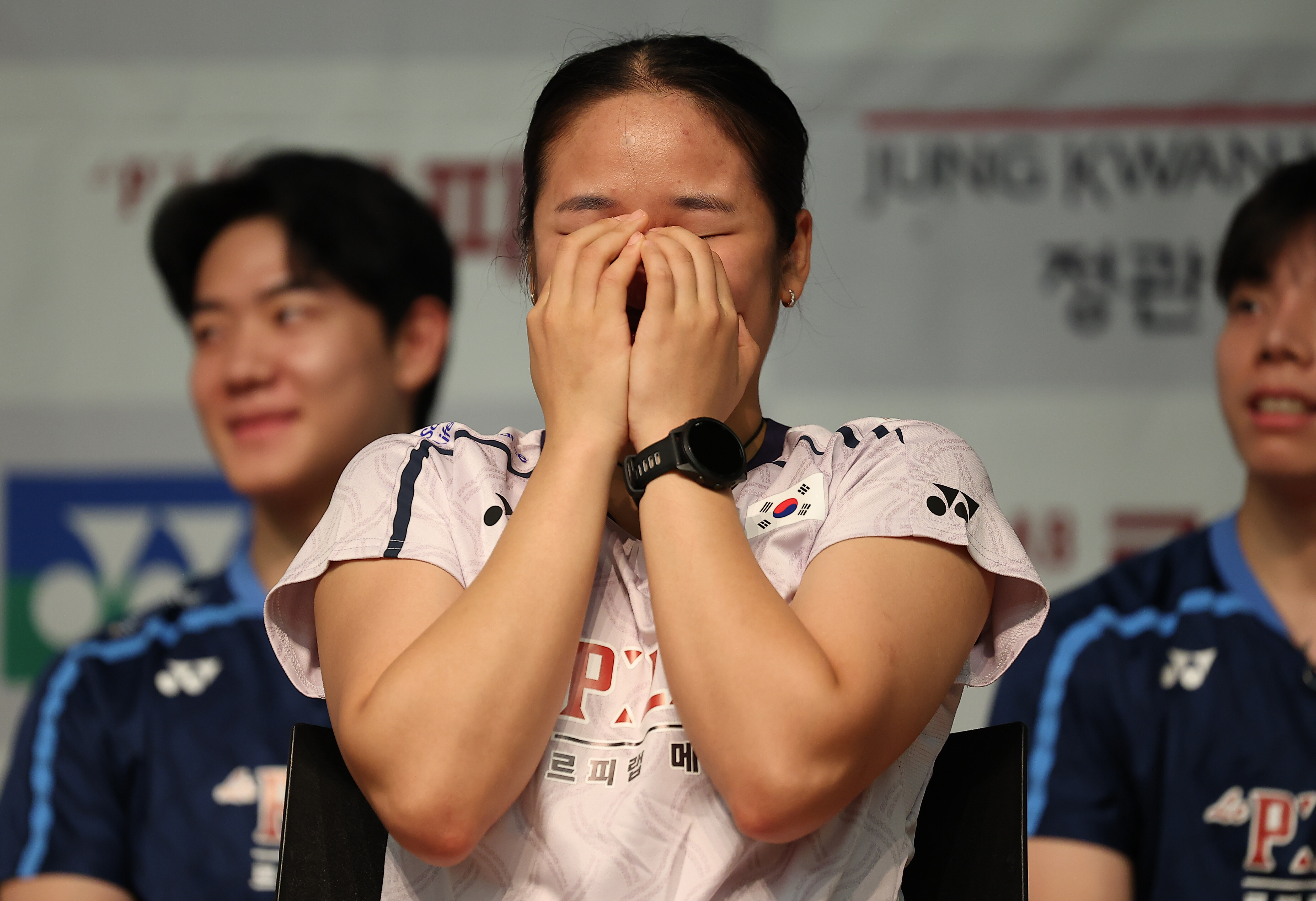 ▲ 대한민국 배드민턴 국가대표 안세영이 8일 진천 국가대표선수촌에서 열린 2026 아이치·나고야 아시안게임 대한배드민턴협회 미디어데이에서 얼굴을 가리고 있다. ⓒ연합뉴스
