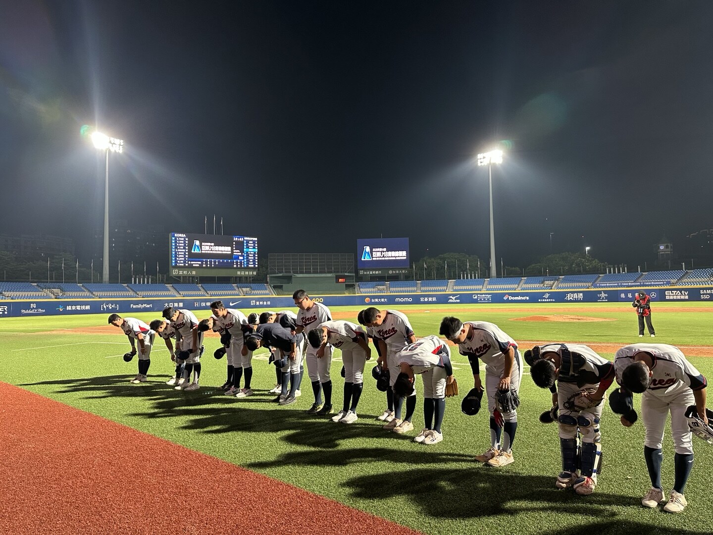 ▲ 한국 18세 이하 야구 대표팀 선수단이 싱가포르전을 마친 뒤 인사하고 있다. ⓒ 공동취재단