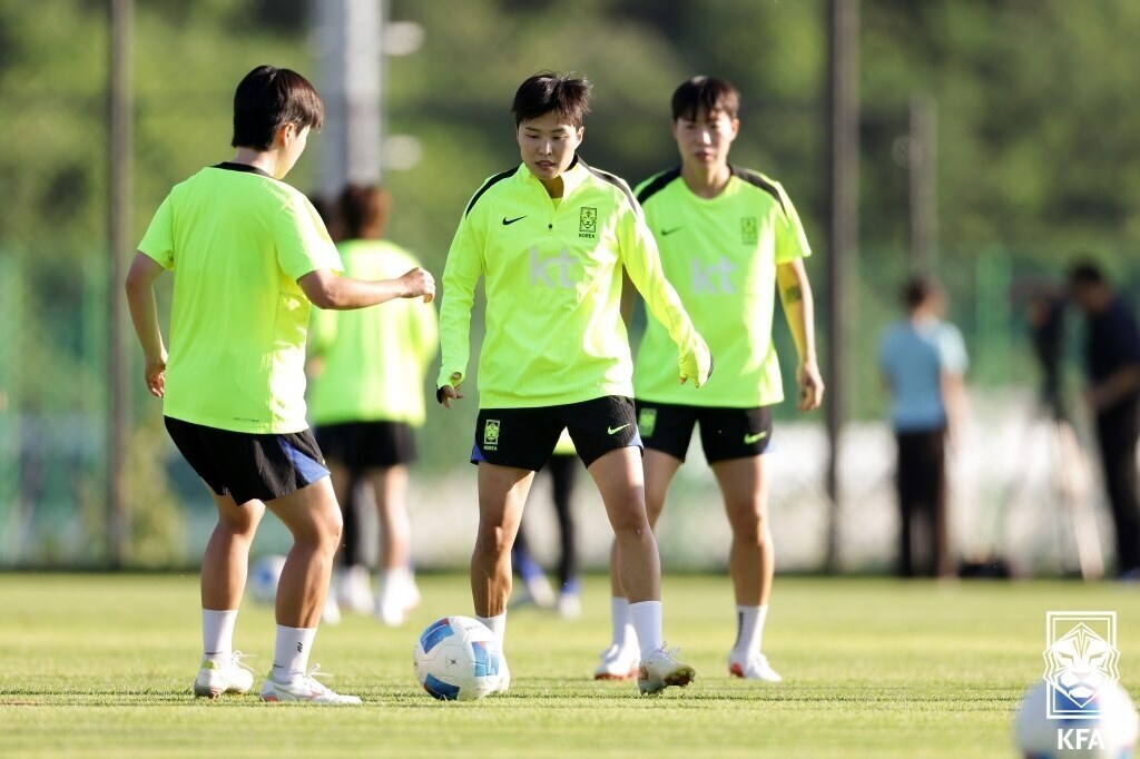 ▲ 지소연(가운데)을 중심으로 한 여자축구 대표팀이 7일 충남 천안 코리아풋볼파크에서 아시안게임을 대비한 훈련을 시작했다.ⓒ 대한축구협회