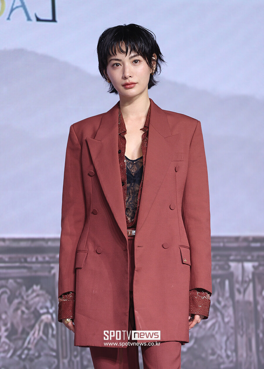 [포토S] 나나, '재킷 속 과감한 시스루'