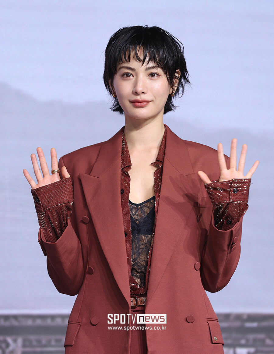 [포토S] 나나, '과감한 재킷 속 시스루'