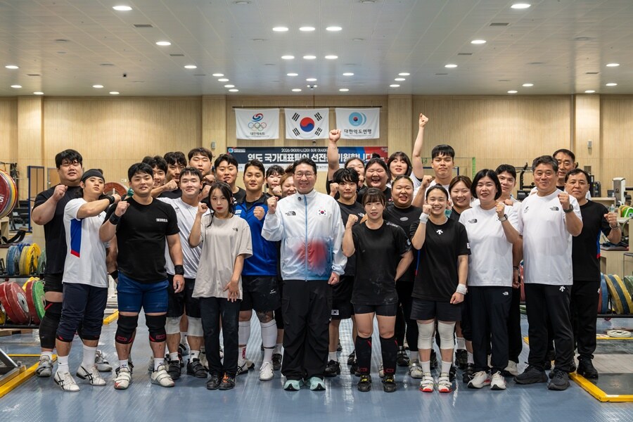 ▲ 아시안게임에 나서는 국가대표 선수들을 격려하는 이상현 아시안게 단장 ⓒ대한사이클연맹