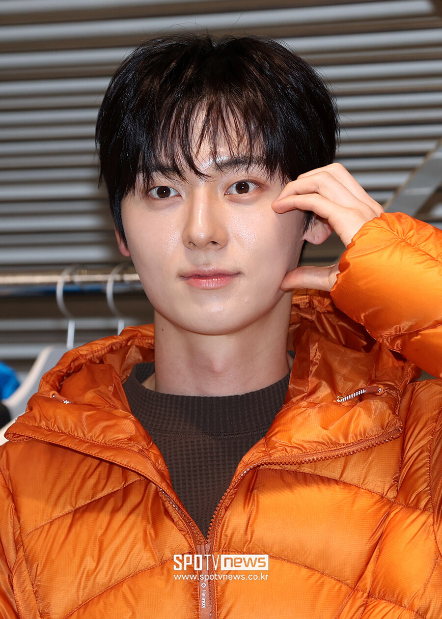 [포토S] 황민현, '수줍게 볼하트'