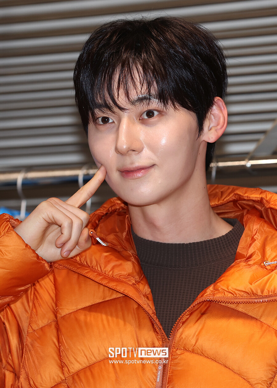 [포토S] 황민현, '귀엽게 볼 콕~'